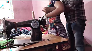 देसी भाभी को सिलाई करते समय अंकल ने चोदा
